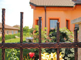 Kovaný plot rodinným domům sluší a nepotřebuje údržbu