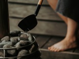 Jak si zpříjemnit pobyt v sauně? Tipy na doplňky a příslušenství pro domácí saunování